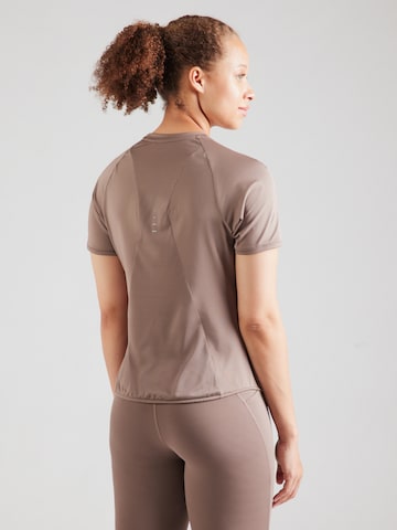 NIKE Функциональная футболка 'SWIFT' в Коричневый