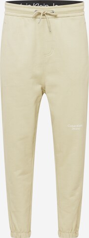 Calvin Klein Jeans Tapered Broek in Groen: voorkant