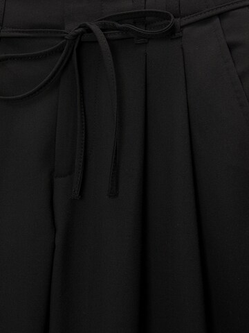 Loosefit Pantaloni con pieghe di Pull&Bear in nero