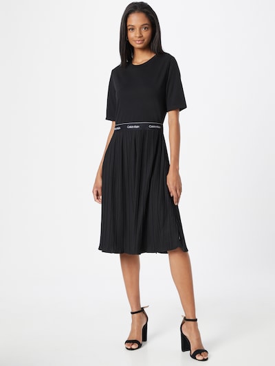 Rochie Calvin Klein pe negru / alb, Vizualizare model