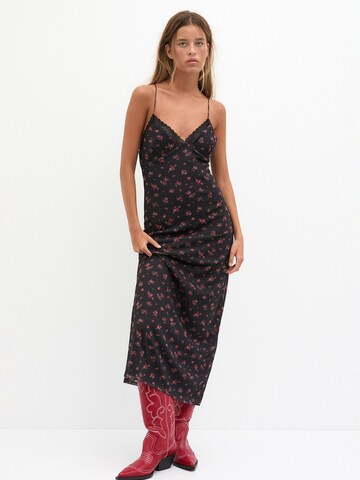 Robe d’été Pull&Bear en noir : devant