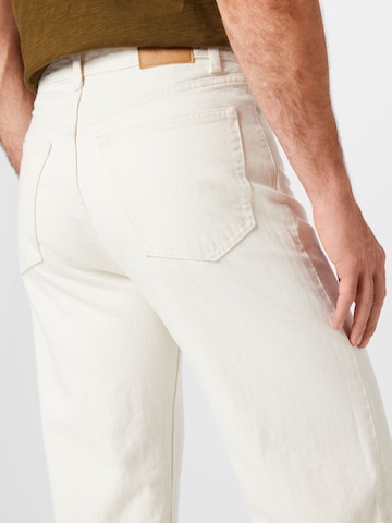WEEKDAY جينز واسع جينز 'Galaxy Hanson' بلون أبيض