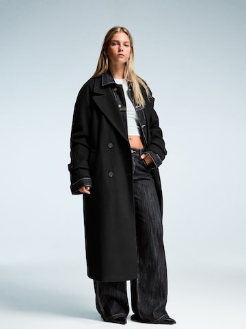 Palton de primăvară-toamnă de la Bershka pe negru: față
