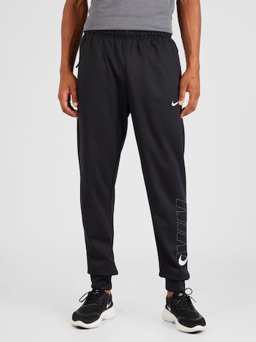 Tapered Pantaloni sportivi di NIKE in nero: frontale