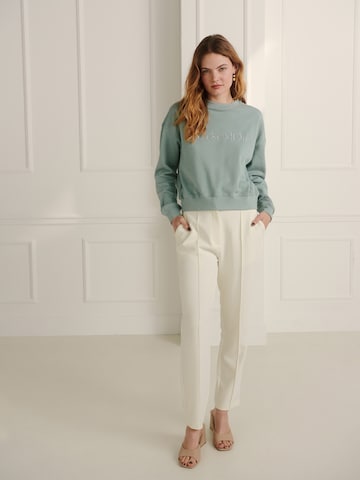 Guido Maria Kretschmer Women Sweatshirt 'Kaley' in Groen