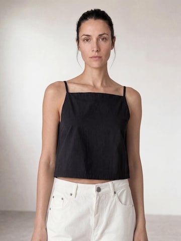 ARMIE Top 'The Emma Cropped Square Neck Top' in Zwart: voorkant