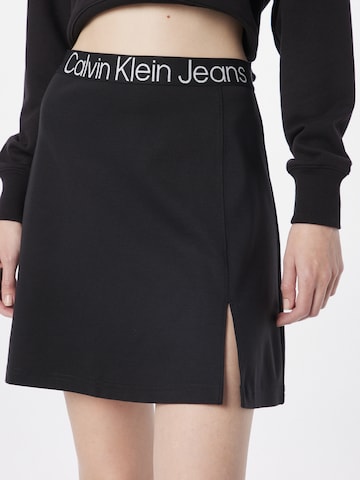 Calvin Klein Jeans تنورة بلون أسود