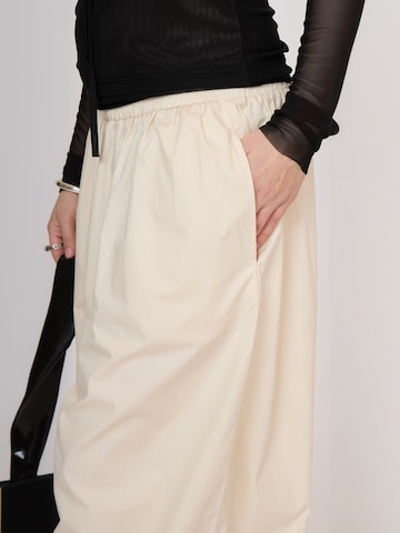 Résumé Regular Trousers ' OzmaRS ' in White: side