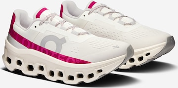 On Matalavartiset tennarit 'Cloudmonster' värissä valkoinen: etupuoli