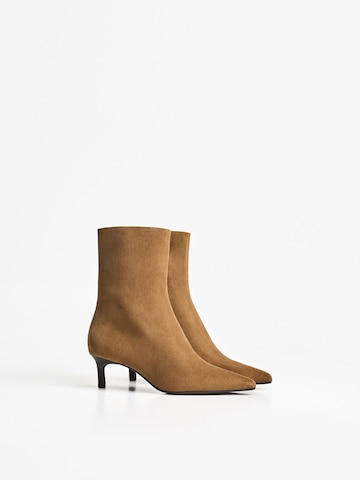 Botine de la Bershka pe maro