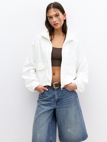 Geacă de primăvară-toamnă de la Pull&Bear pe alb: față