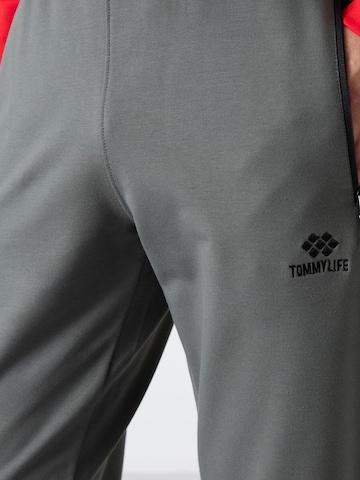 Tapered Pantaloni di Tommy Life in grigio