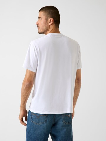 Tricou de la GUESS pe alb