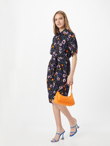 Monki - Vestidos camiseiros em preto