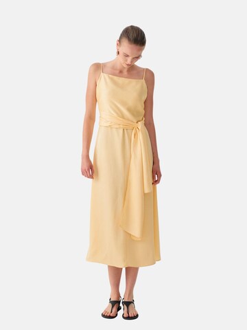 Beatrice .b - Vestido en amarillo
