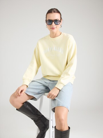 Regular Sweat-shirt Calvin Klein Jeans en jaune : devant
