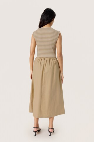 SOAKED IN LUXURY Jurk 'Simone Phoebe' in Beige