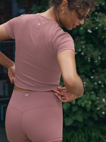 self. Skinny Shorts in Lila