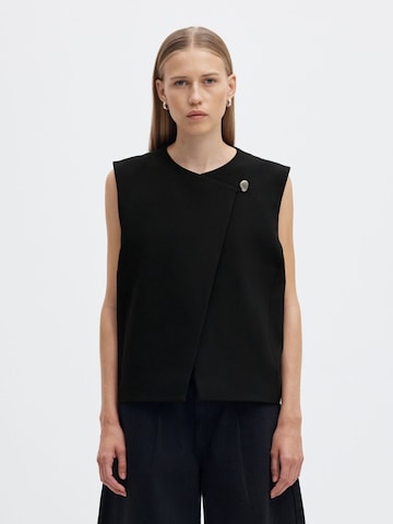 SELECTED - Chaleco en negro: frente