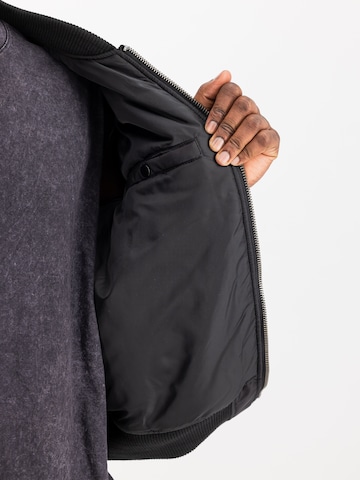 ALPHA INDUSTRIES Between-Season Jacket 'MA-1' in Black