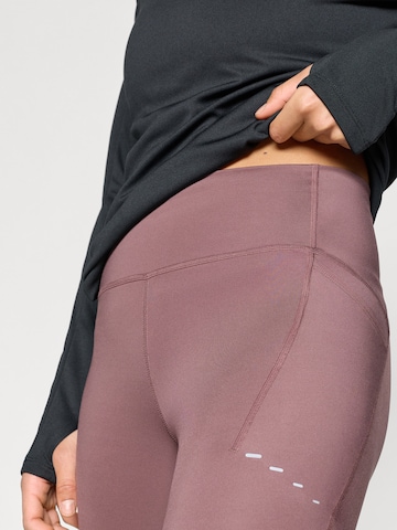 NIKE Skinny Športové nohavice 'SWIFT' - Fialová