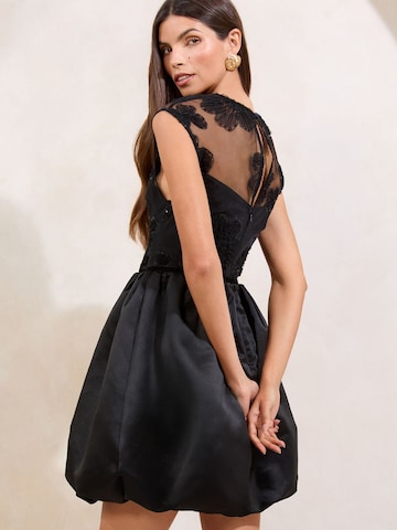 Lipsy Kokteilové šaty - Čierna