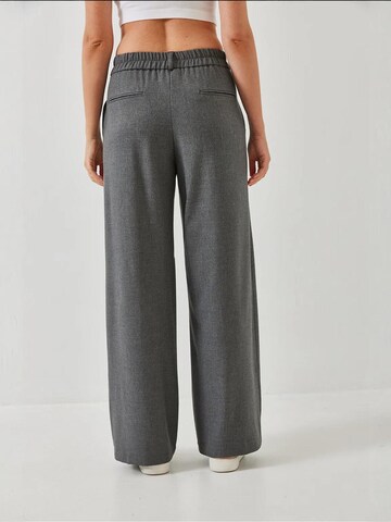 Bianco Lucci - Perna larga Calças em cinzento