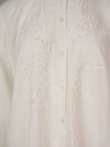 T-shirt 'Oversize-Leinenbluse mit floraler Stickerei und Perlendetails' yoligex en blanc