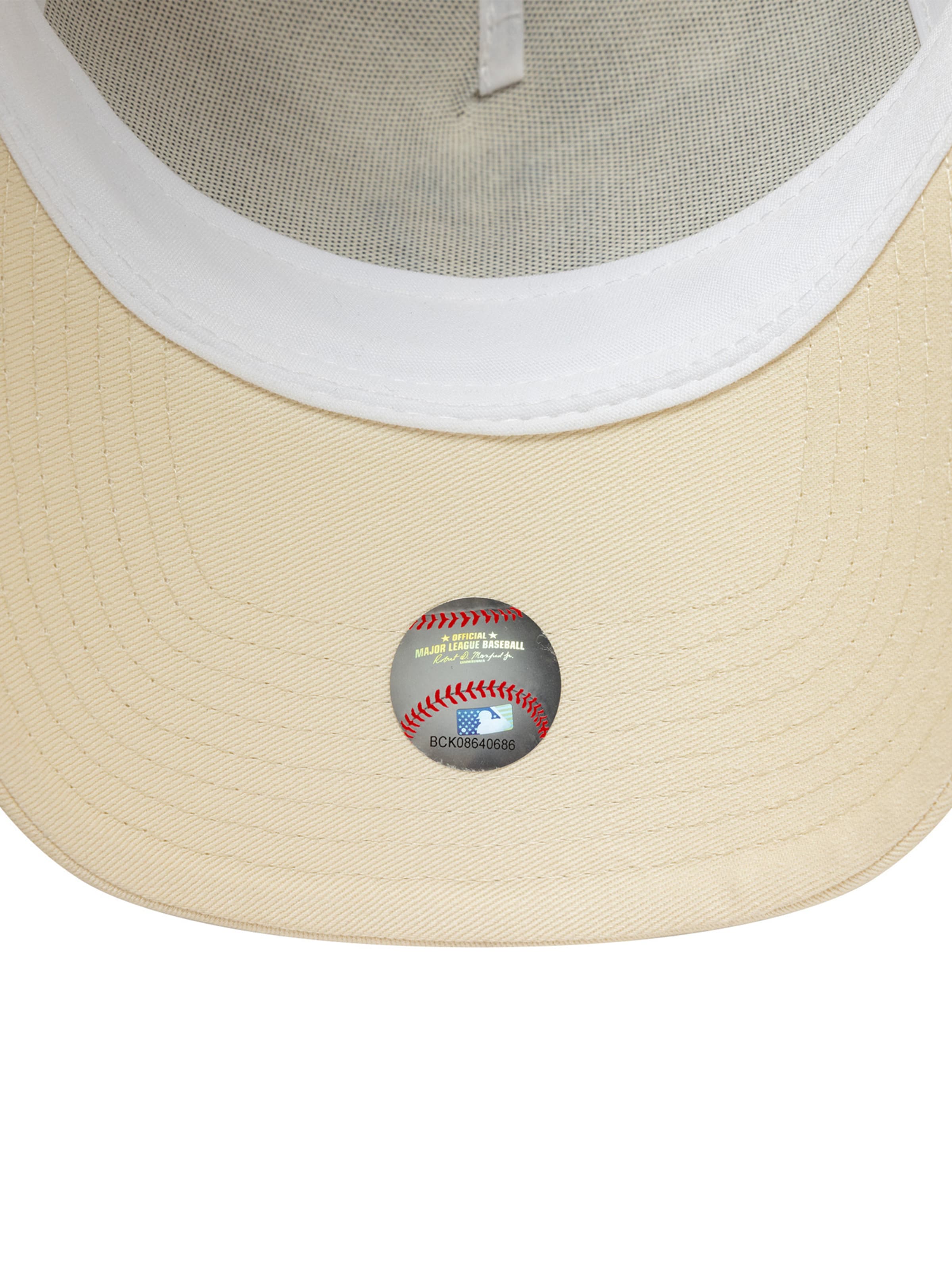 Șapcă 'LEAGUE ESS  NEYYAN' de la NEW ERA pe bej