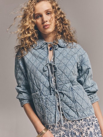 Apricot Cotton Denim Quilted Jacket ' Gesteppte Jeansjacke ' in Blau: Vorderseite