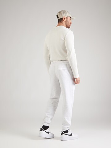 Effilé Pantalon 'CLUB' Nike Sportswear en beige