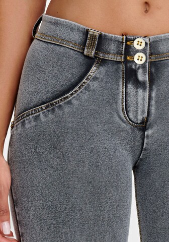 Freddy Skinny Jeggings in Grey