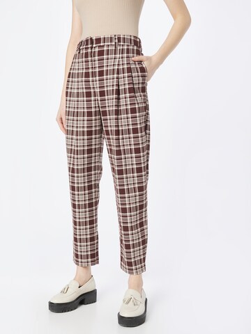 Regular Pantalon à pince Monki en marron : devant