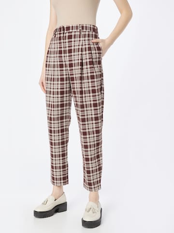 Regular Pantalon à pince Monki en marron : devant