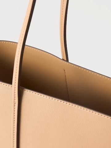 Plase de cumpărături de la Calvin Klein pe maro