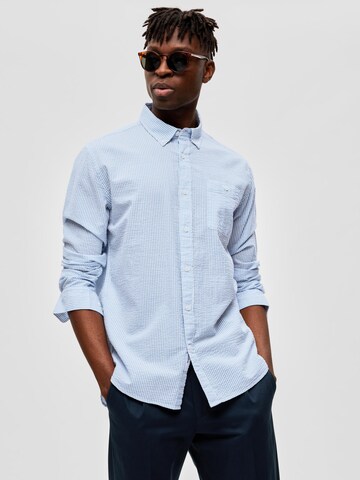 Coupe regular Chemise 'Reil' SELECTED HOMME en bleu : devant