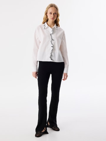 Twist Blouse ' Relaxed fit Contrast Embroidered ' in Beige
