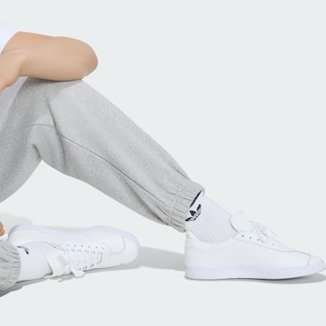 Loosefit Pantalon 'Trefoil' ADIDAS ORIGINALS en gris