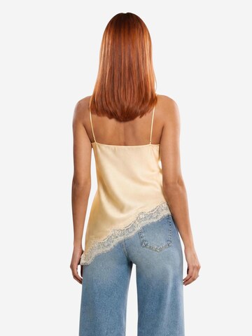 Top 'JDYFIFI S/L ASYM LACE SINGLET WVN NOOS 15379243' di Jaqueline de Yong in beige