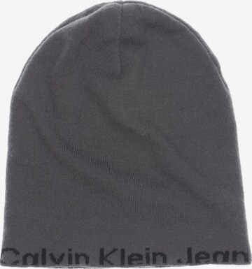 Calvin Klein Jeans Hut oder Mütze One Size in Grau: predná strana