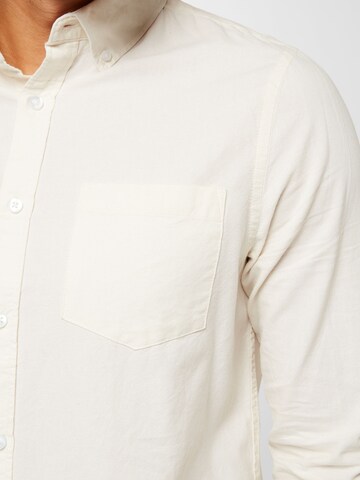 Cotton On جينز مضبوط قميص 'MAYFAIR' بلون بيج
