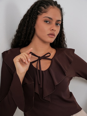 Bigdart Pluus, värv pruun