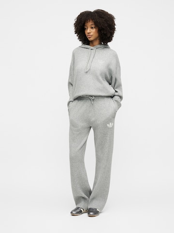 ADIDAS ORIGINALS Rozkloszowany krój Spodnie 'Essentials' w kolorze szary