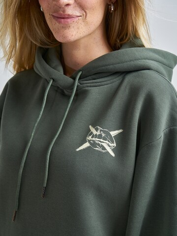 Sweat-shirt 'Tamme' ABOUT YOU x Swalina&Linus en vert