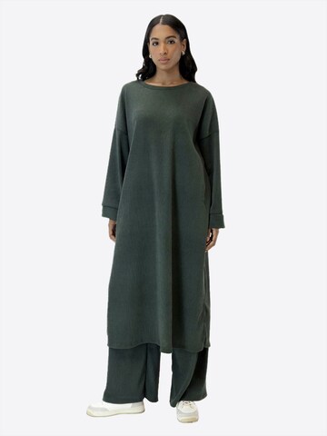 Elara Hausanzug in Grün: Vorderseite