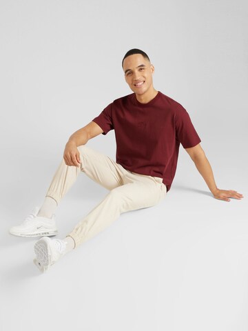 Nike Sportswear Μπλουζάκι 'Premium Essentials' σε κόκκινο