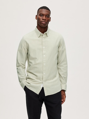 Coupe regular Chemise 'REGGUY' SELECTED HOMME en beige : devant