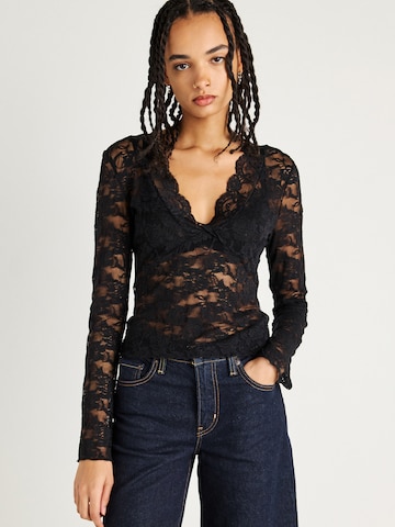 Tricou de la Gina Tricot pe negru: față