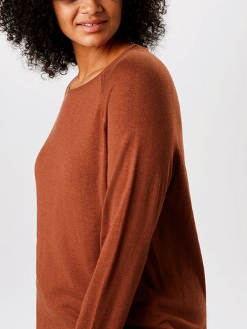 Pullover di ONLY Carmakoma in marrone