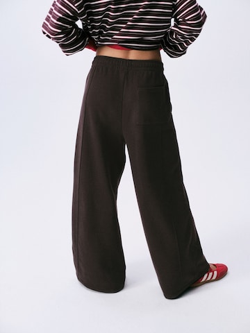 self. Wide Leg Jogginghose in Braun